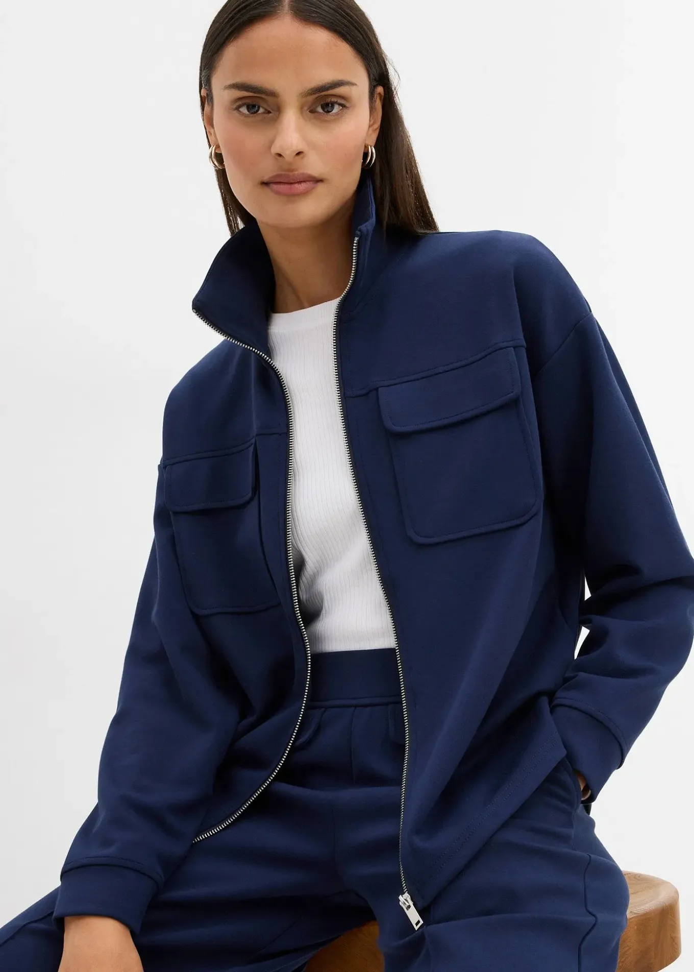 Sweat zippé en matière un peu brillante