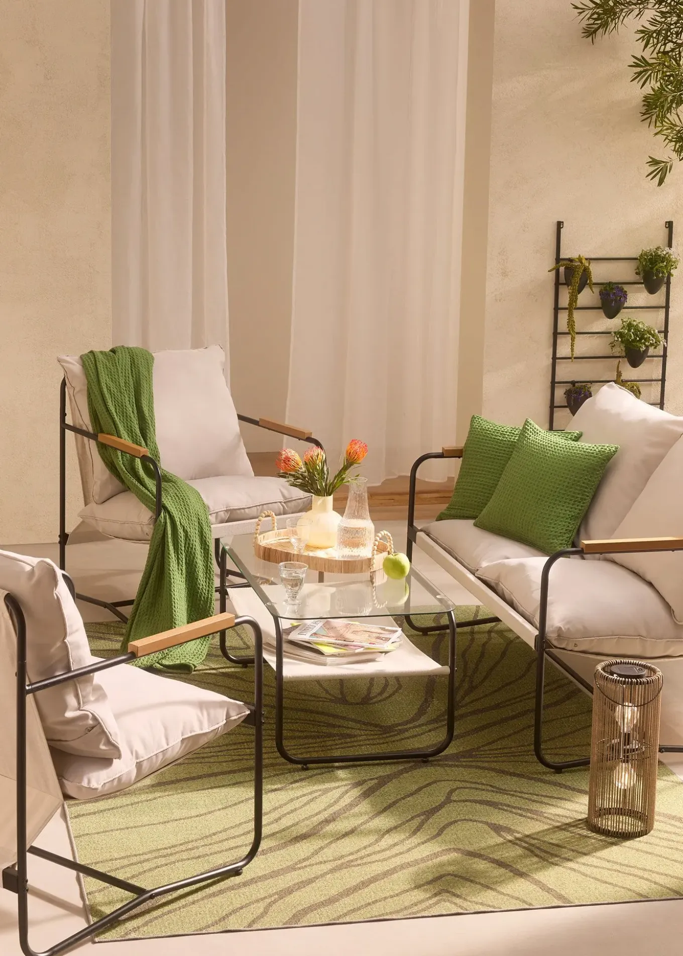 Étagère haute avec six pots de fleurs