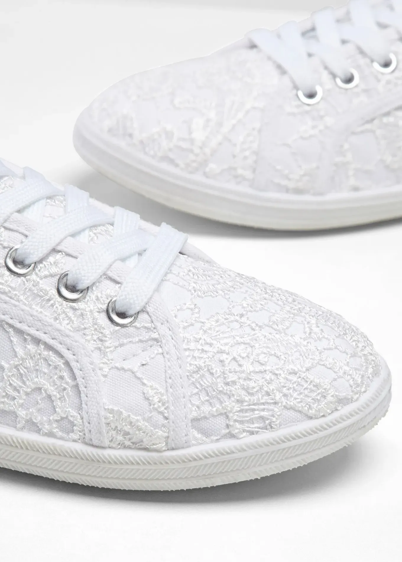 Tennis avec dentelle