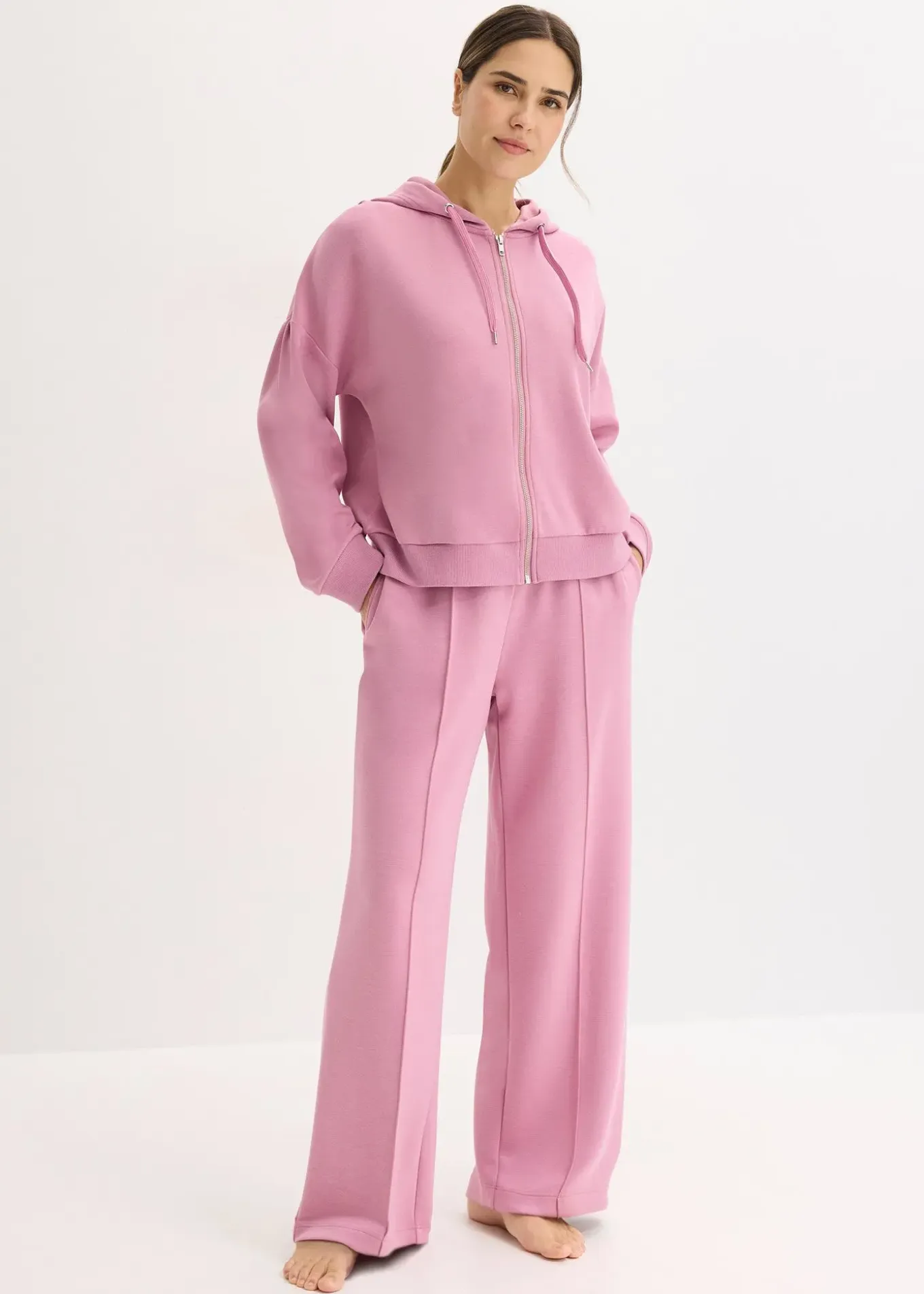 Tenue d’intérieur en matière néoprène avec veste raccourcie