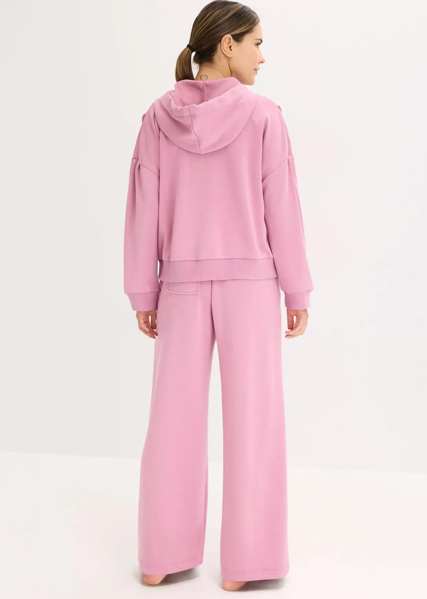 Tenue d’intérieur en matière néoprène avec veste raccourcie