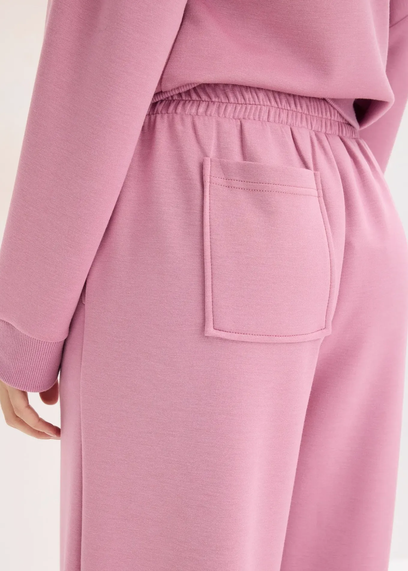 Tenue d’intérieur en matière néoprène avec veste raccourcie