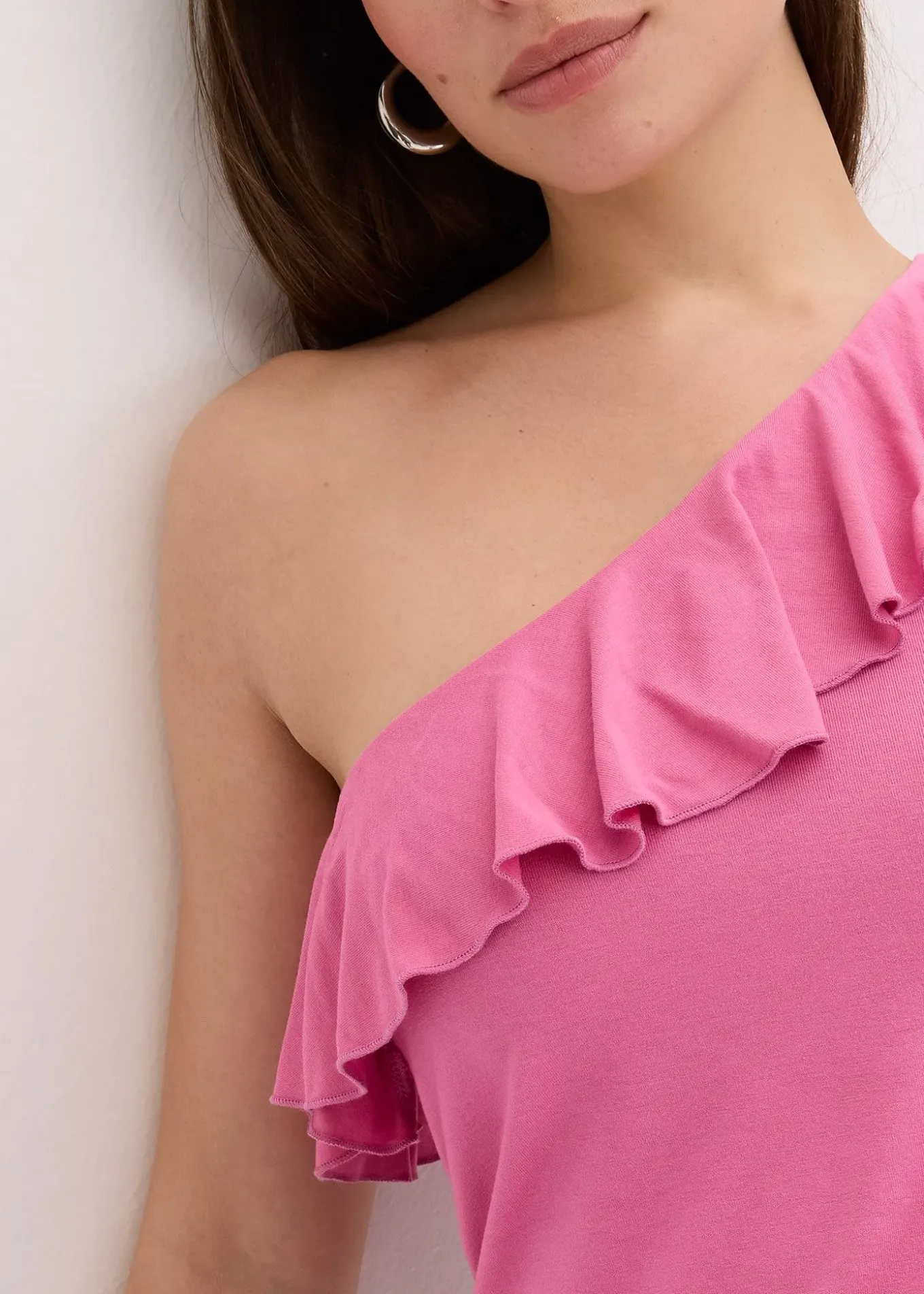 Top asymétrique avec volant en viscose douce et extensible