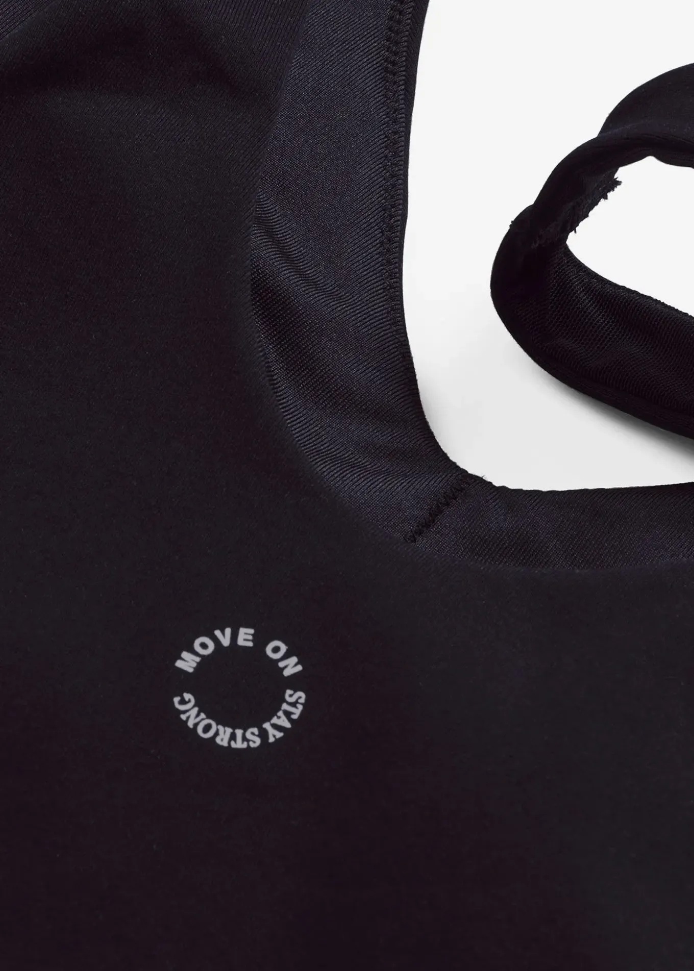 Top de sport avec soutien-gorge intégré, maintien modéré et toucher coton