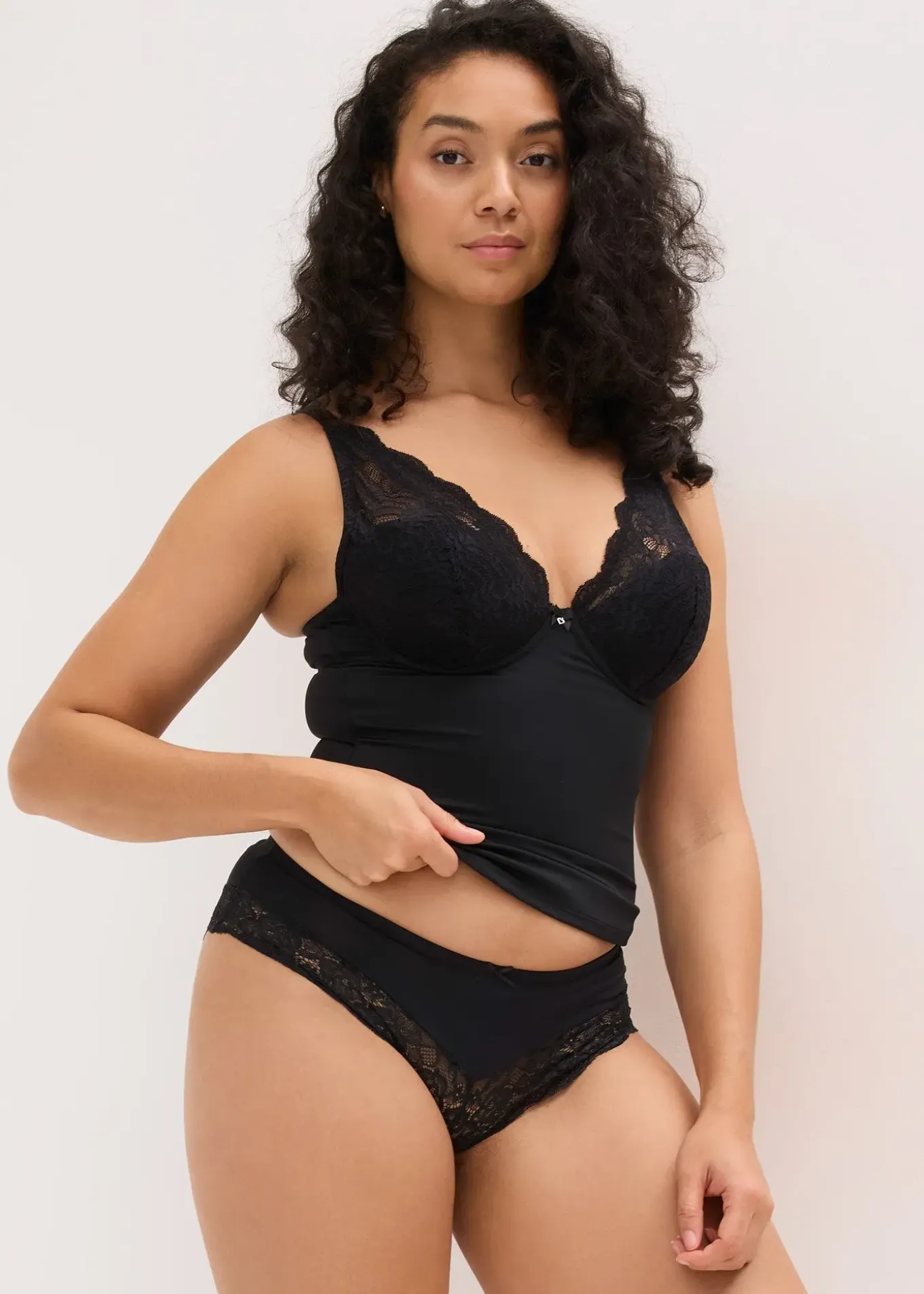 Top soutien-gorge sculptant à coques et dentelle, maintien modéré