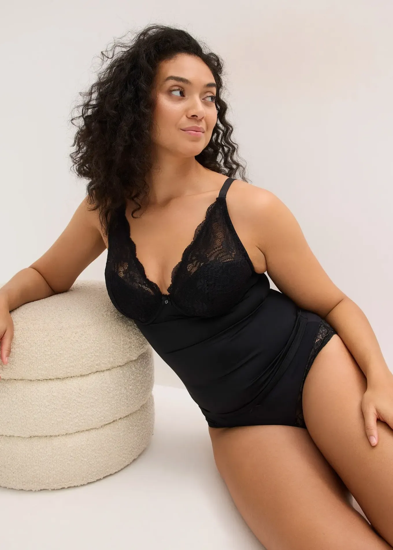 Top soutien-gorge sculptant à coques et dentelle, maintien modéré