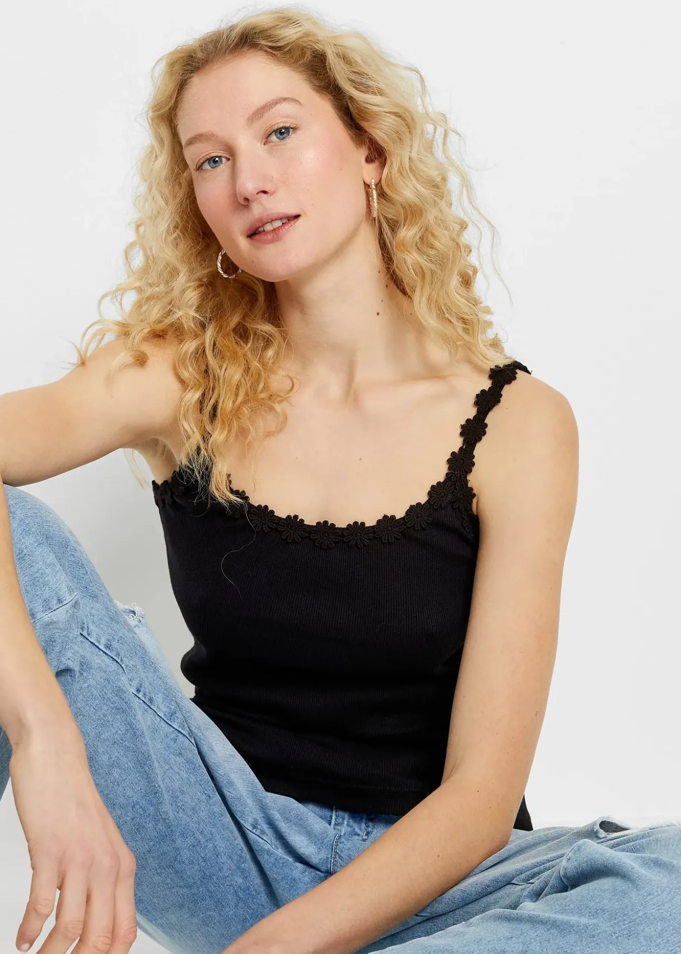 Tops côtelés avec bordure dentelle