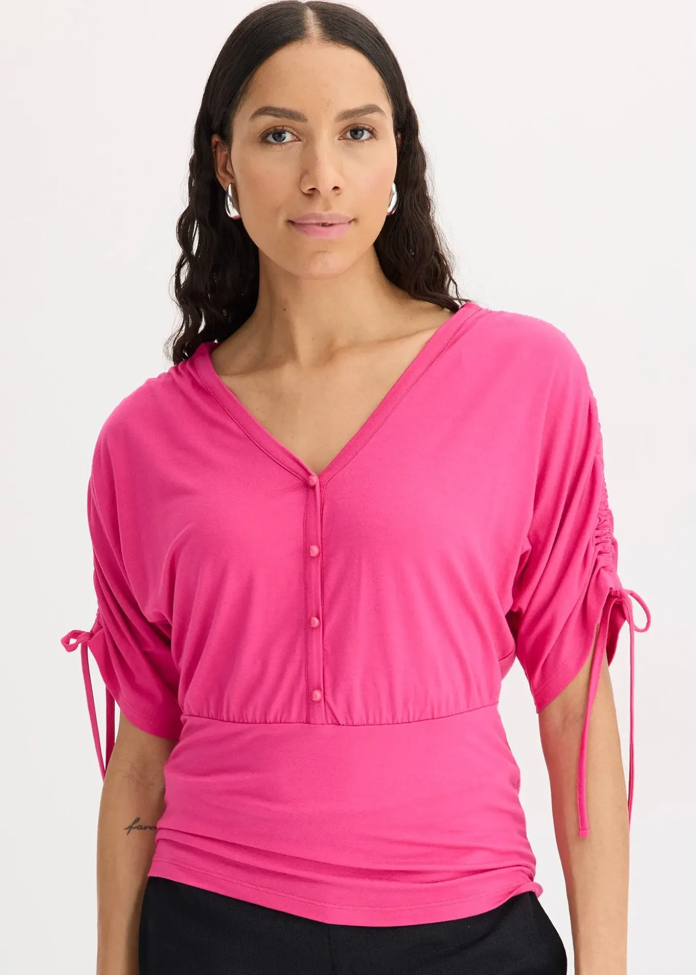 T-shirt à boutons décoratifs