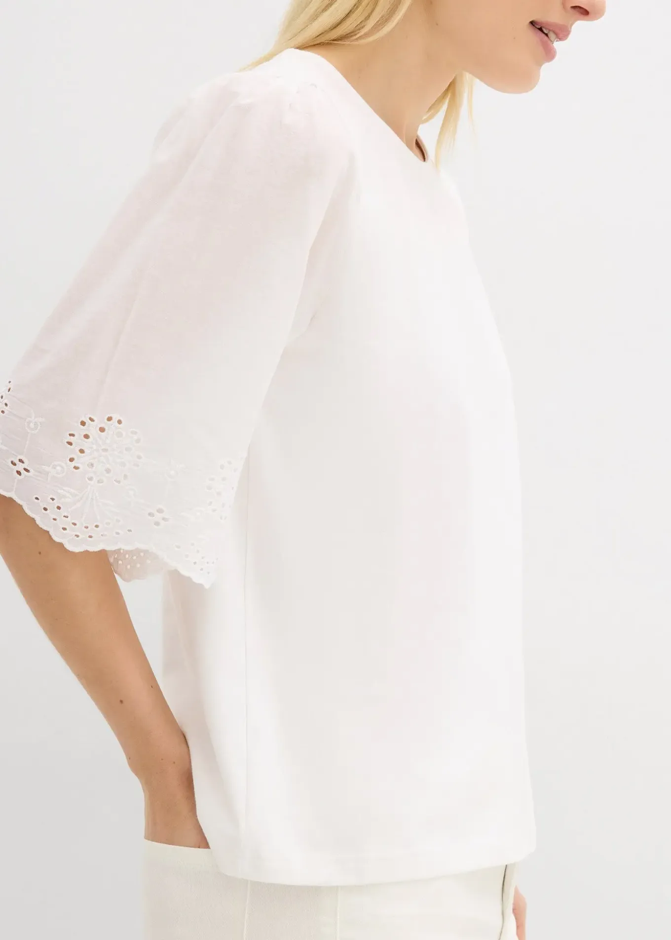 T-shirt à broderie anglaise