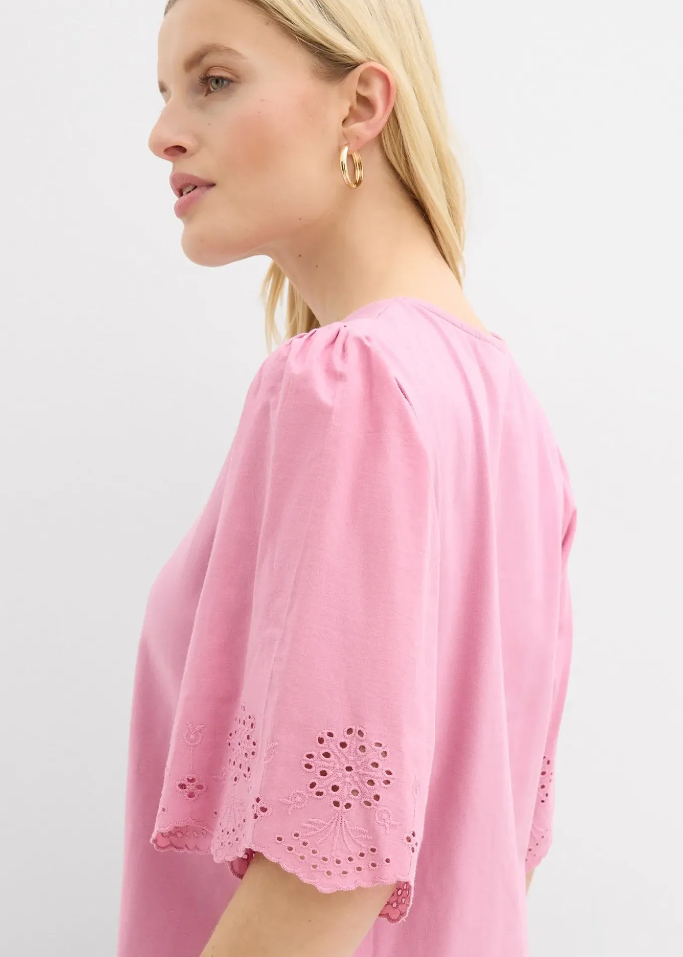 T-shirt à broderie anglaise