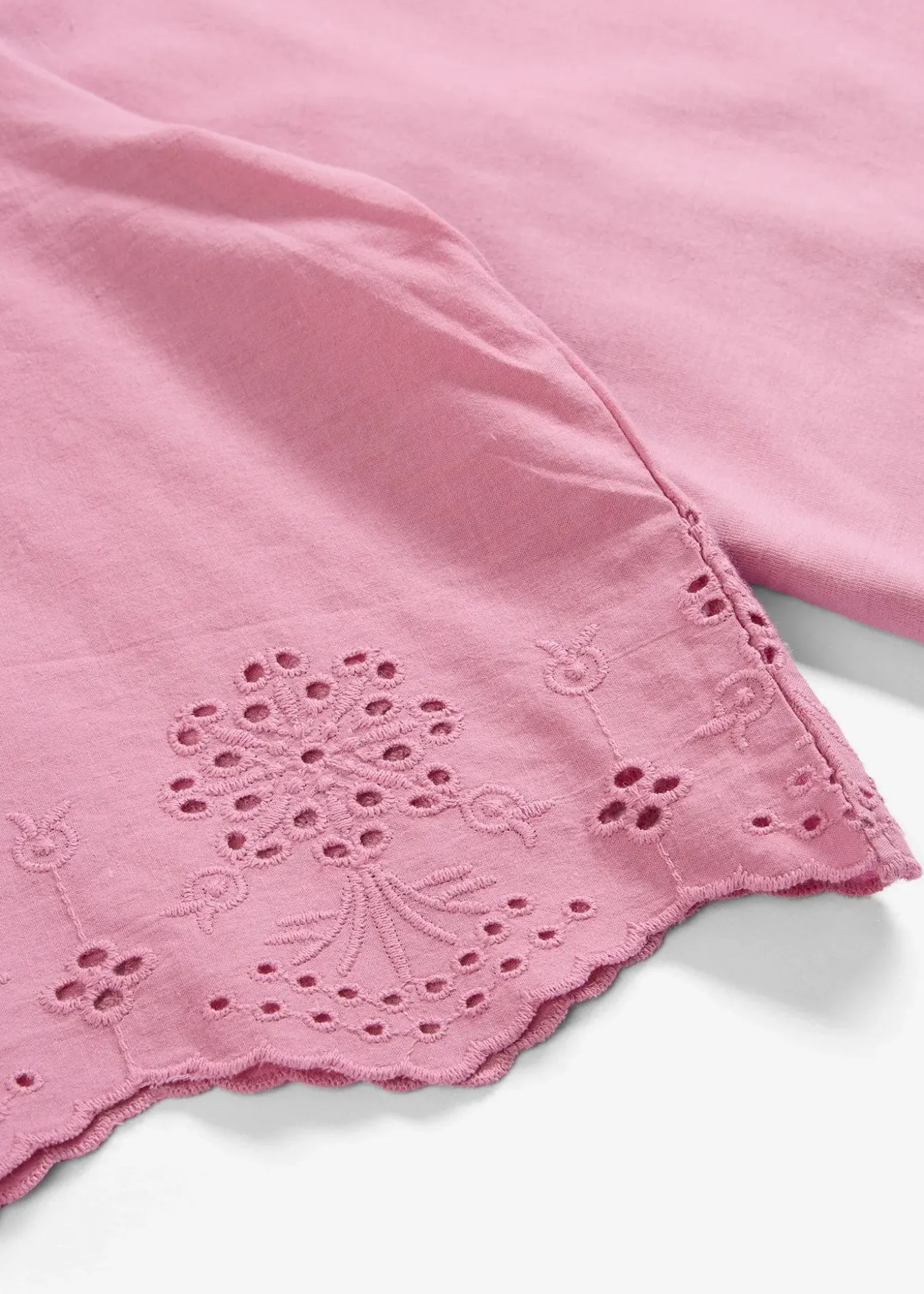 T-shirt à broderie anglaise