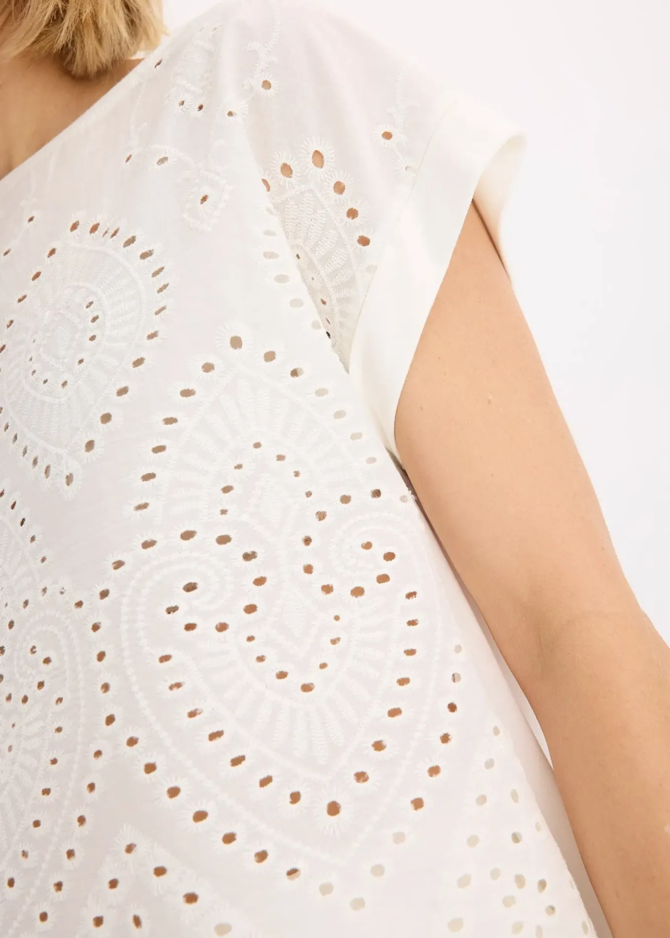 T-shirt à broderies anglaises