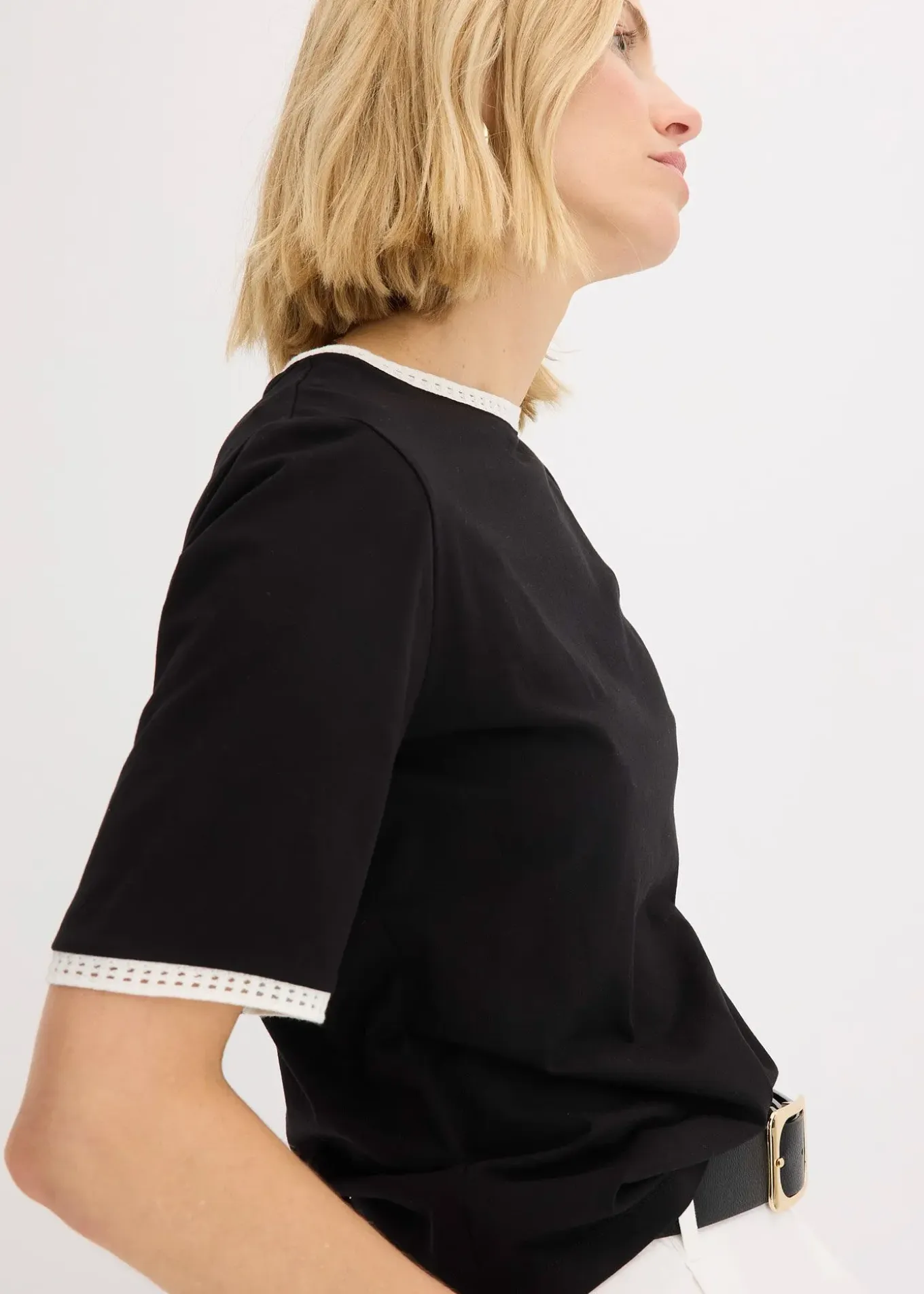 T-shirt à liserés en dentelle