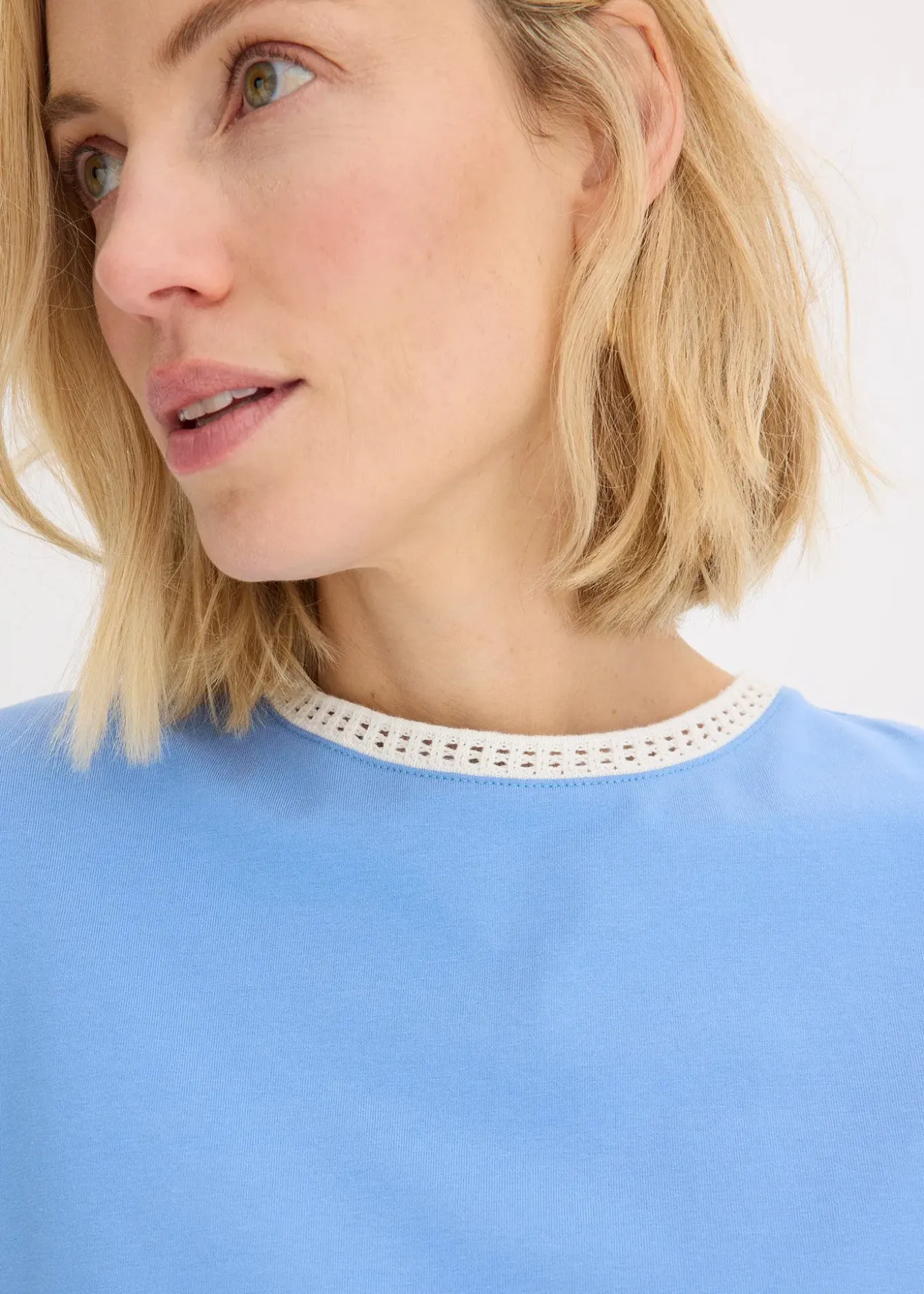 T-shirt à liserés en dentelle