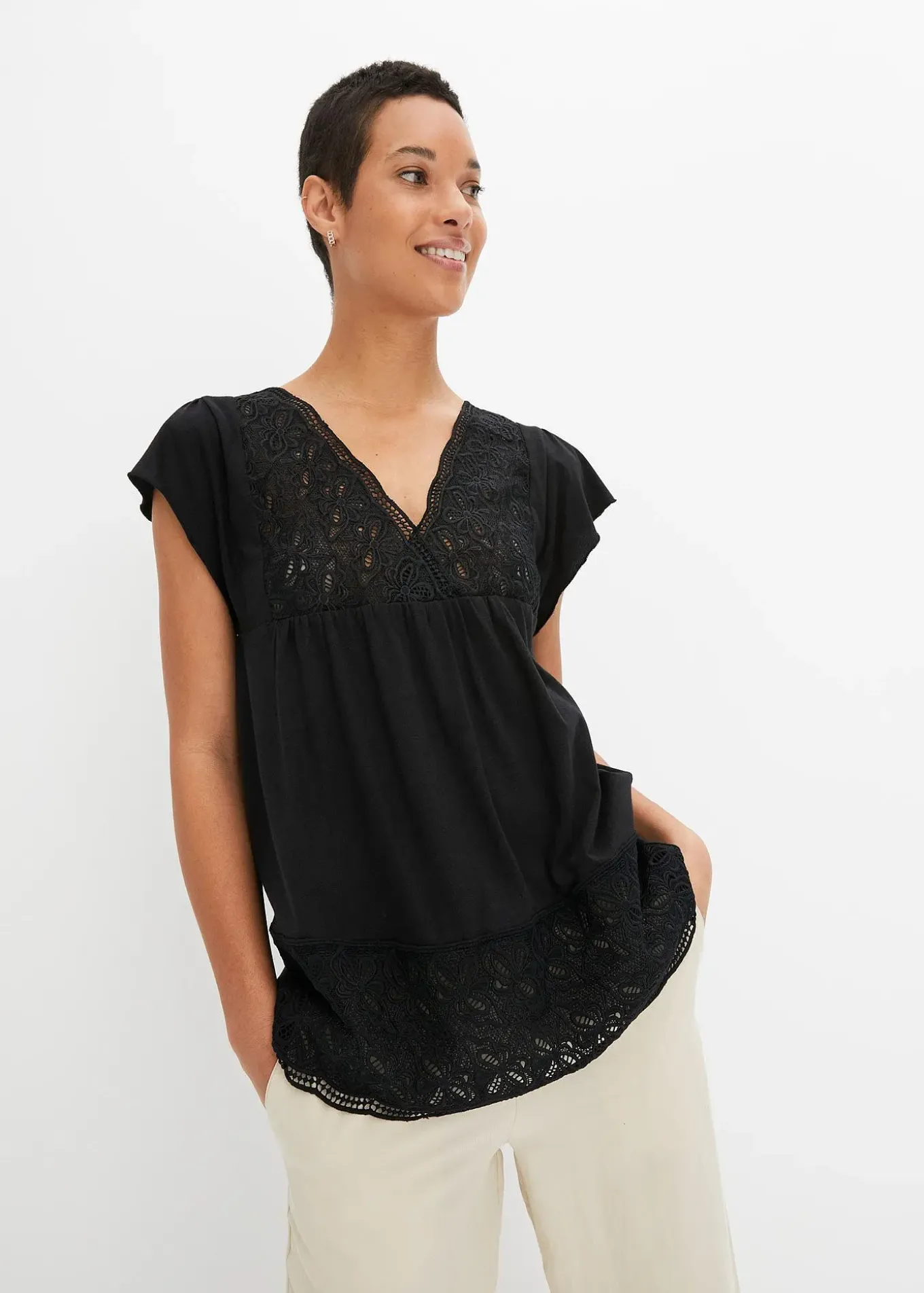 T-shirt avec décolleté en dentelle