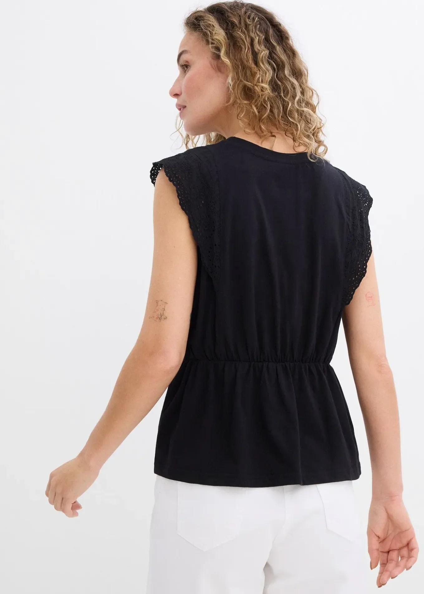 T-shirt avec détails en broderie anglaise