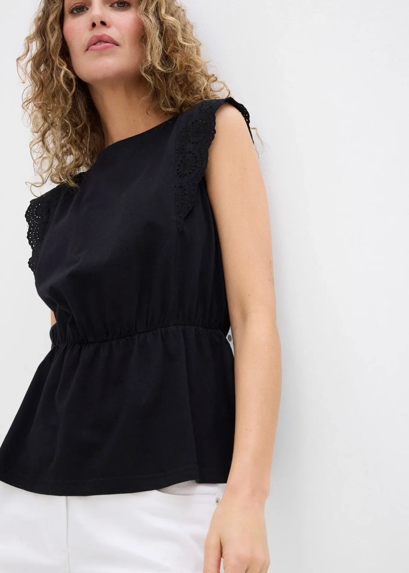 T-shirt avec détails en broderie anglaise