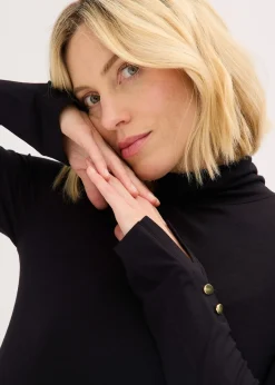 T-shirt col roulé avec boutons décoratifs