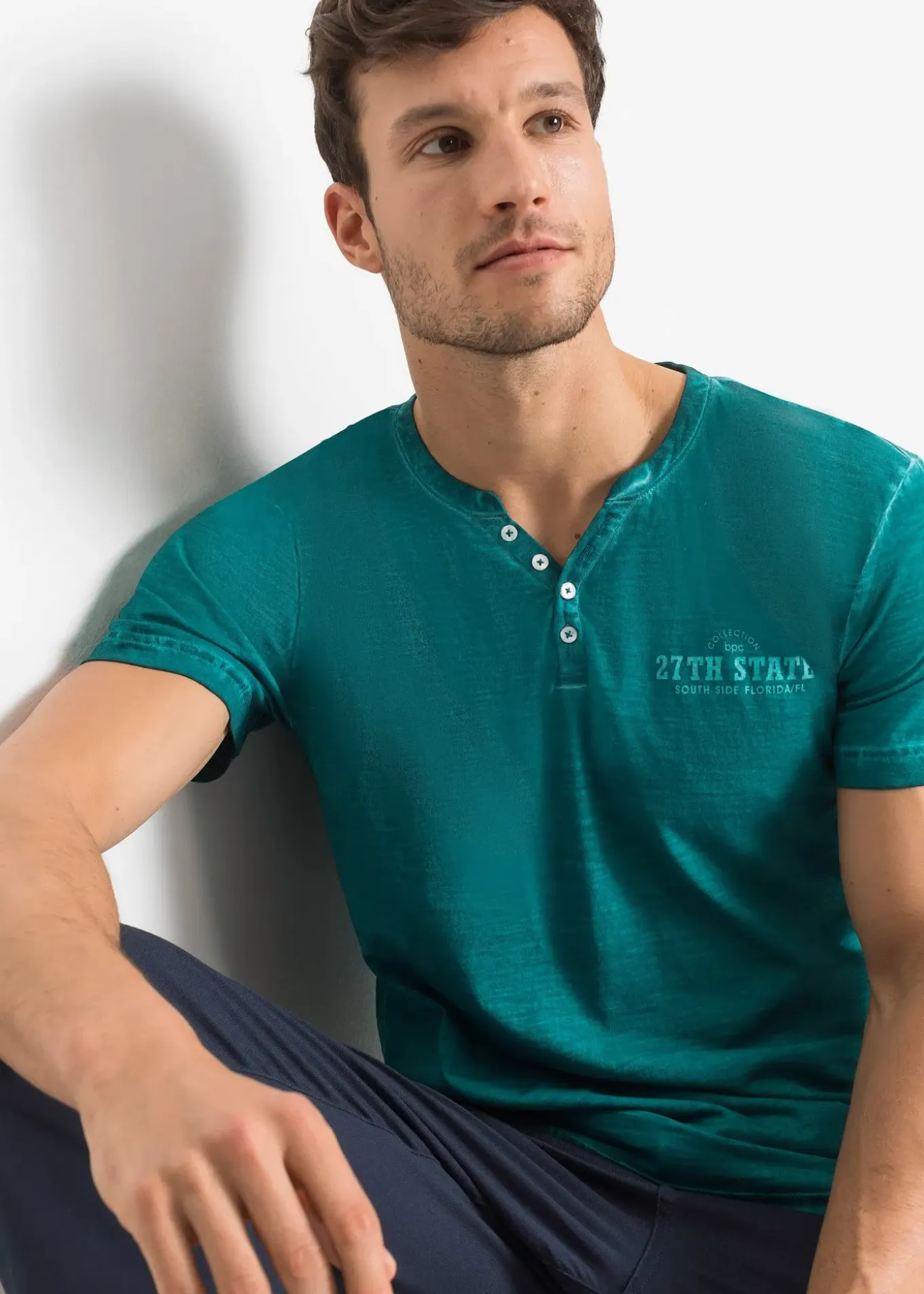 T-shirt col tunisien, aspect délavé, 100% coton