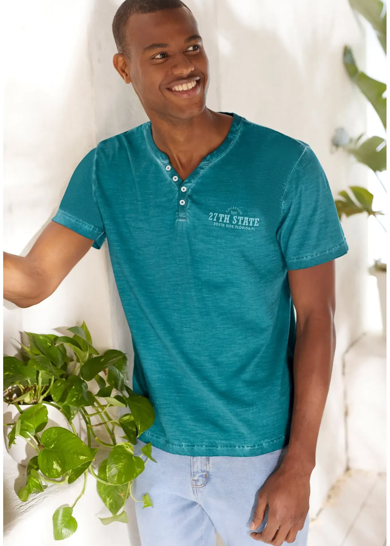 T-shirt col tunisien, aspect délavé, 100% coton