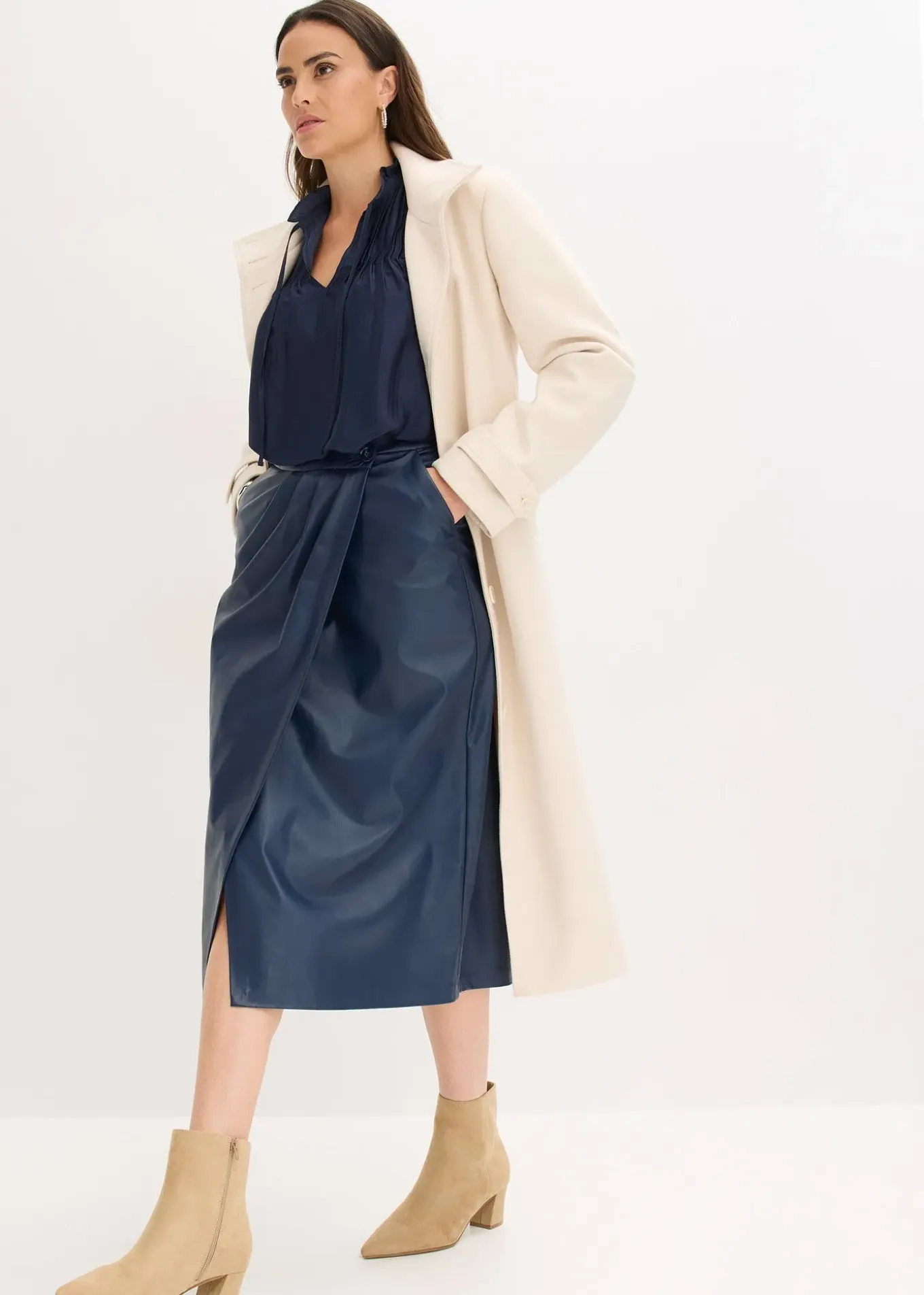 Tunique en satin brillant avec plis religieuse