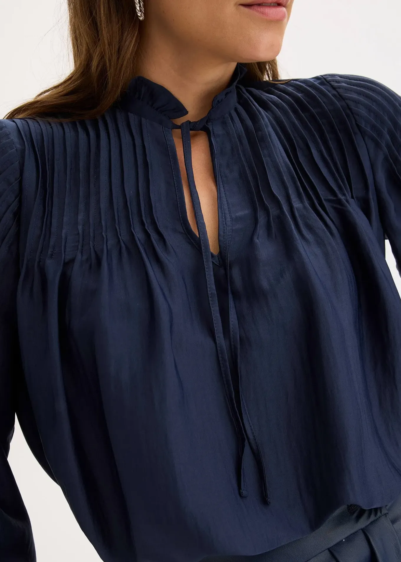 Tunique en satin brillant avec plis religieuse