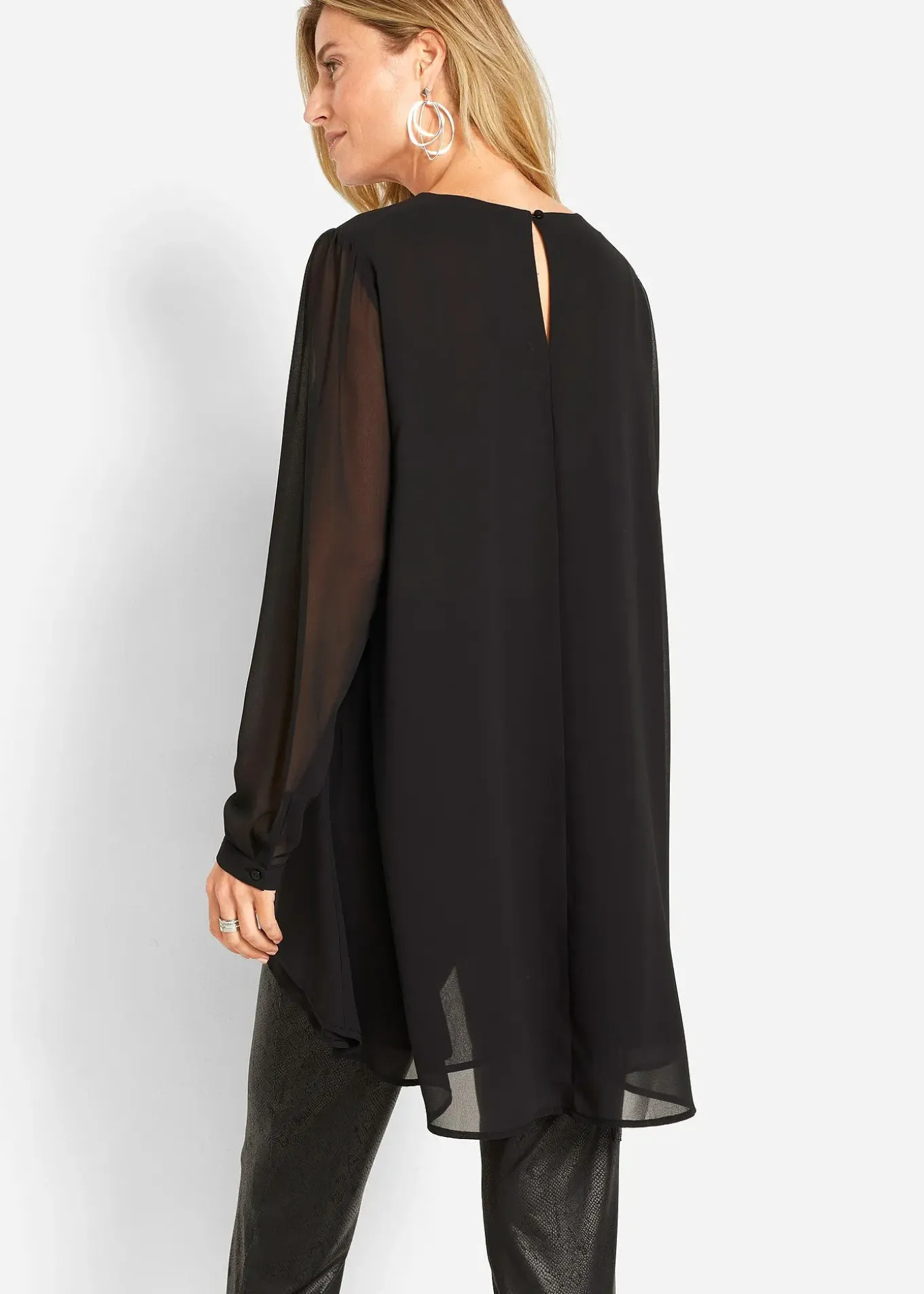 Tunique plus longue derrière