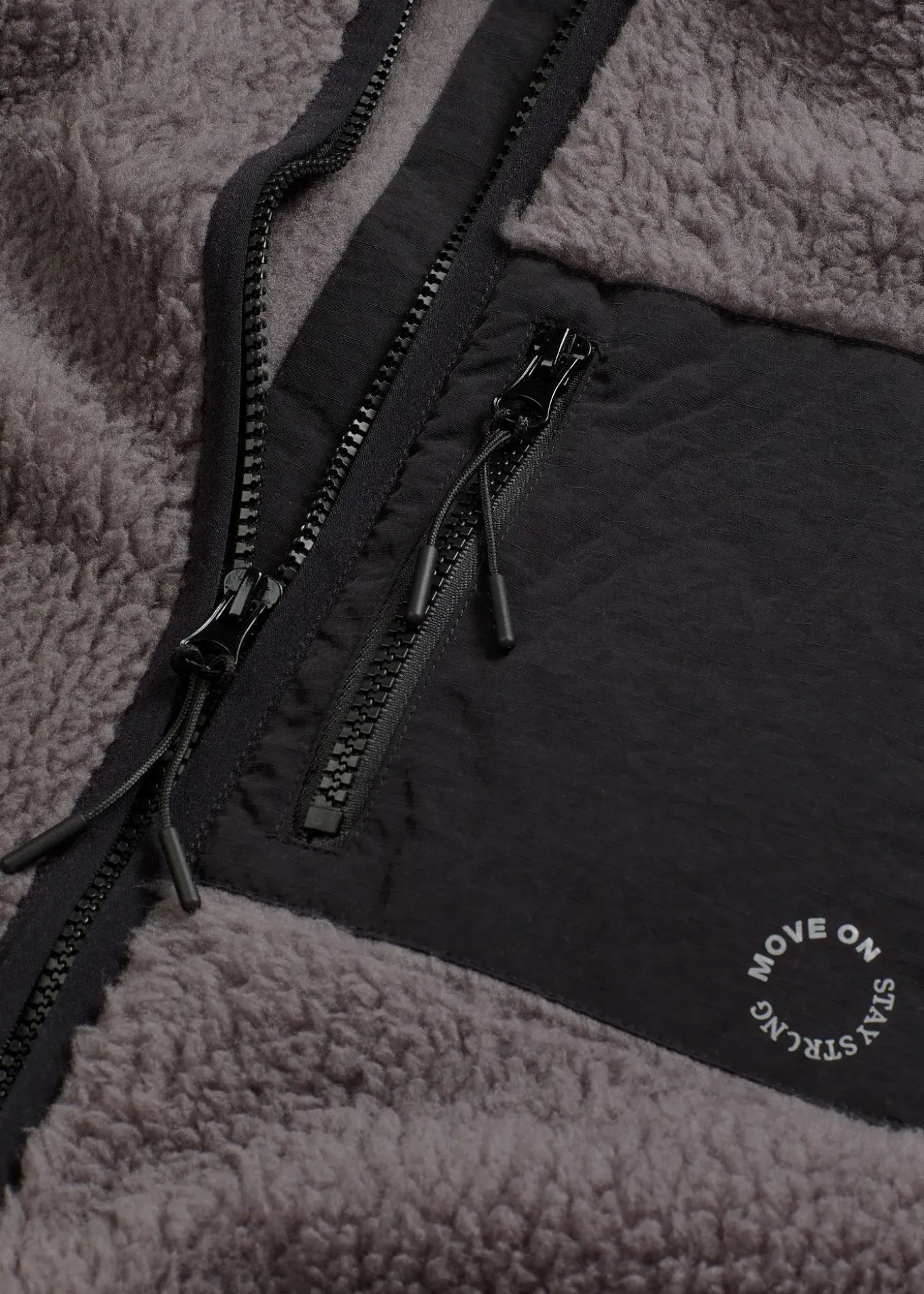 Veste de sport technique et oversize en polaire