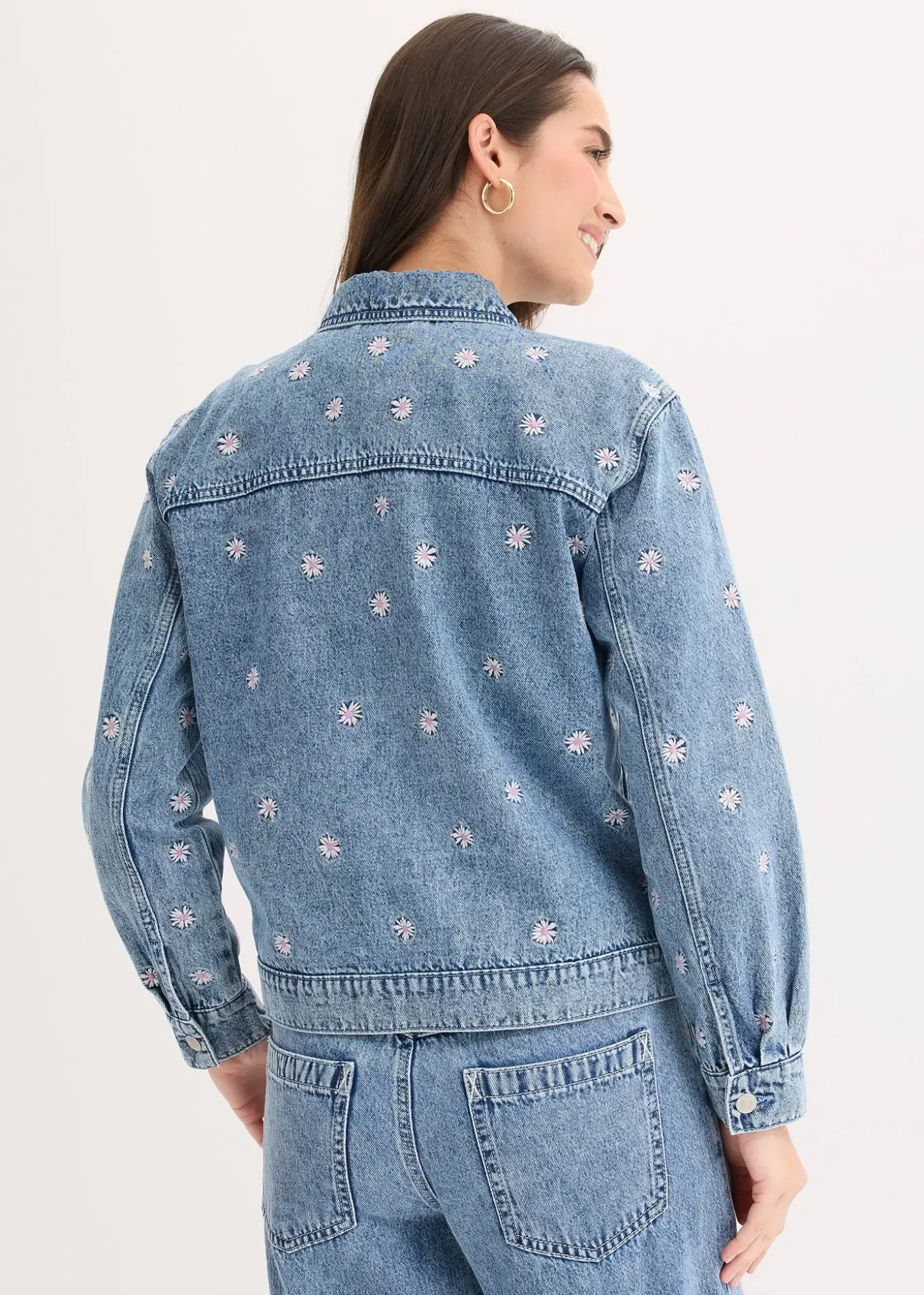 Veste en jean avec fleurs brodées