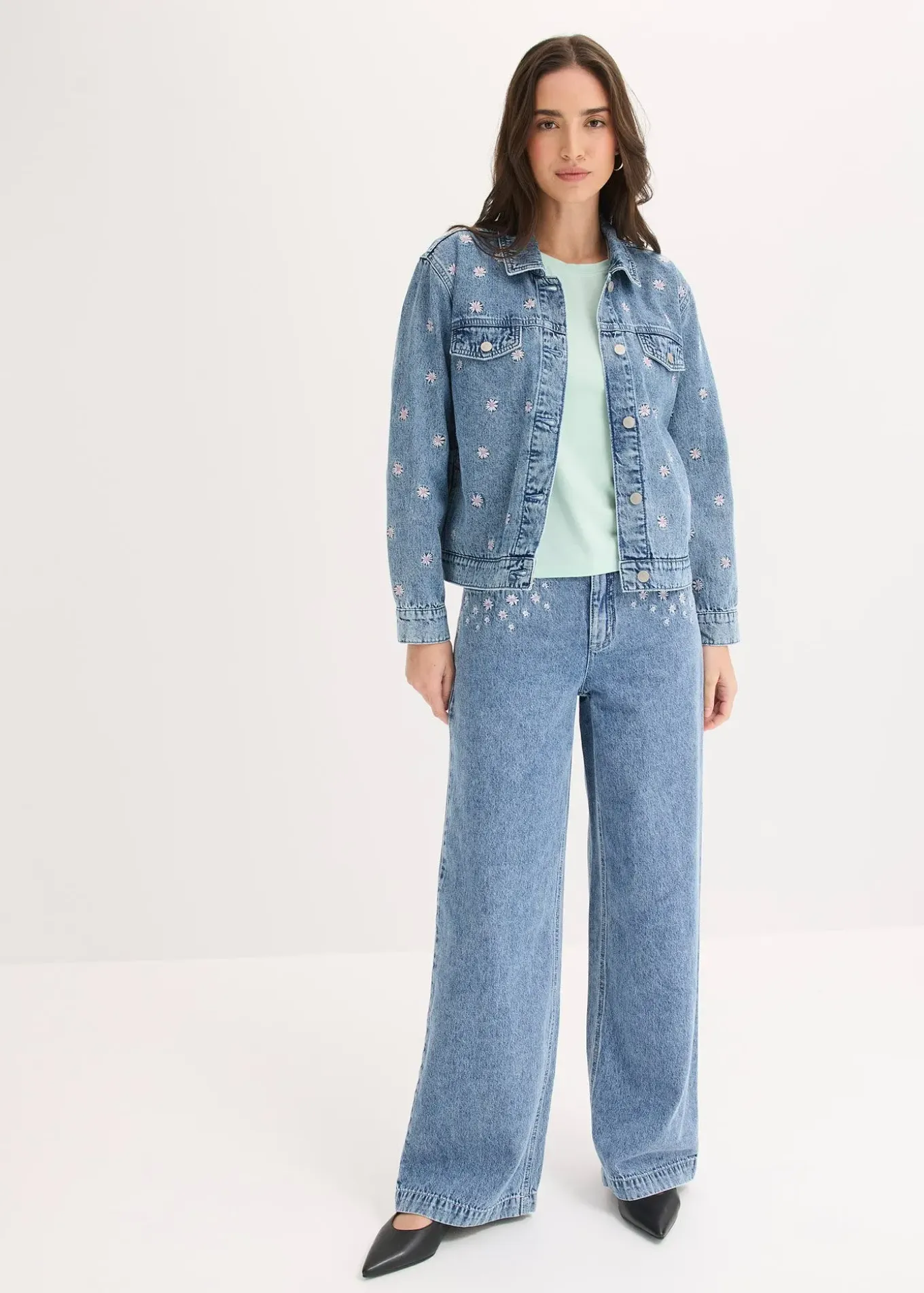 Veste en jean avec fleurs brodées