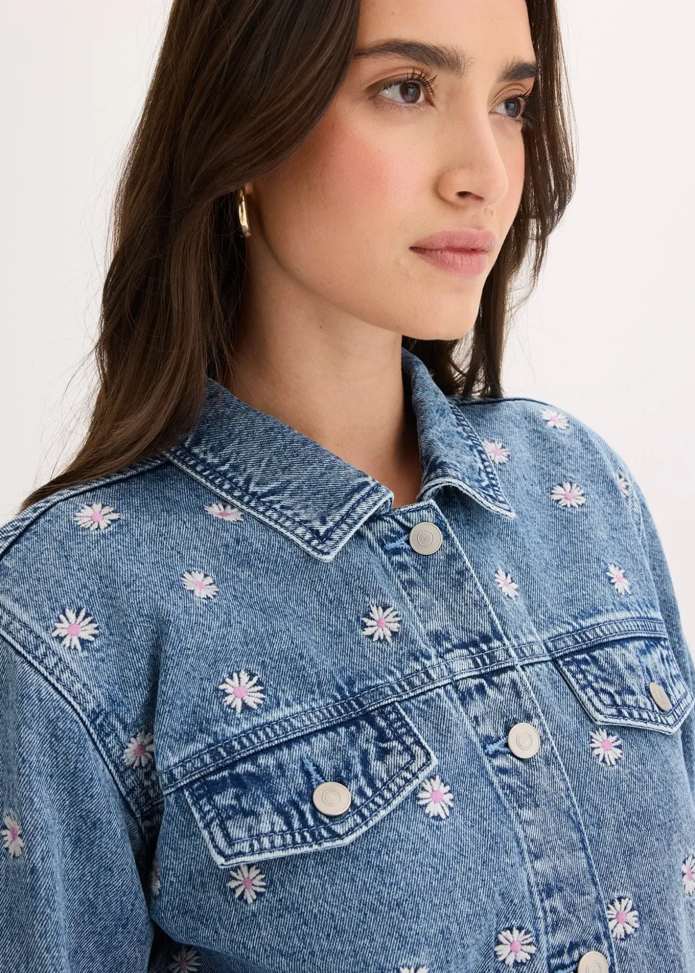 Veste en jean avec fleurs brodées