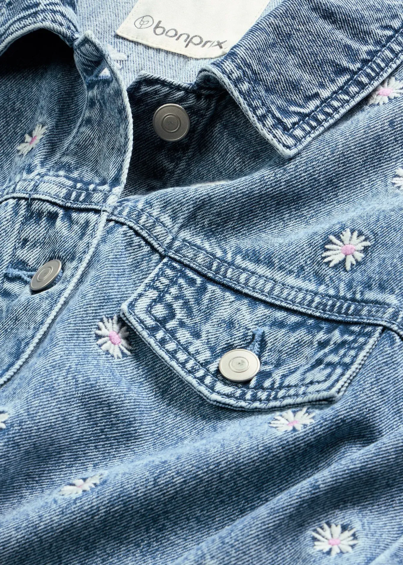 Veste en jean avec fleurs brodées