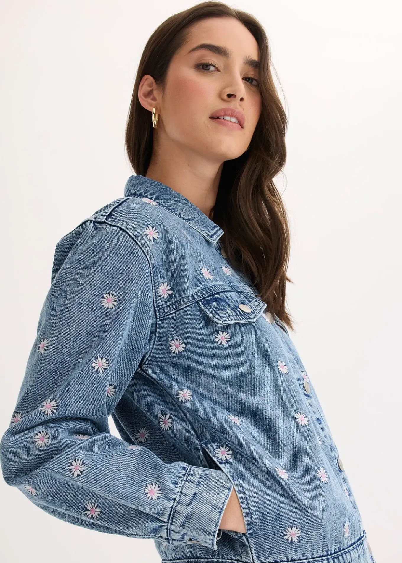 Veste en jean avec fleurs brodées