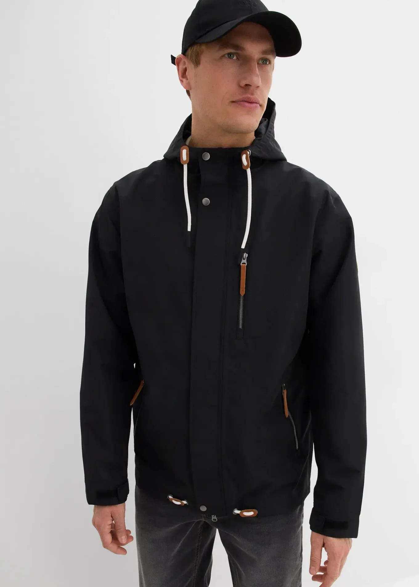 Veste imperméable à capuche et détails enduits