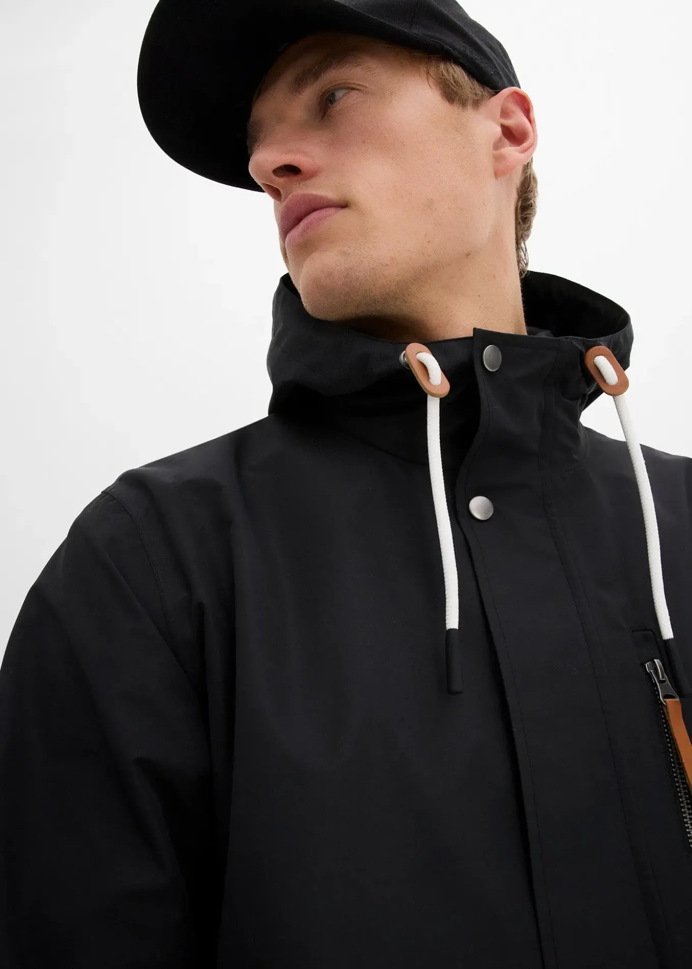 Veste imperméable à capuche et détails enduits